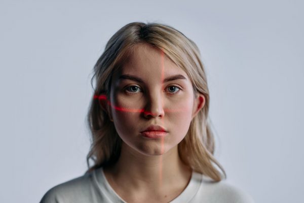 Kuidas ära tunda deepfake-videot? Praktilised märgid 2026