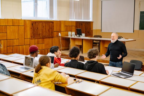 AI õpetajale: materjalid, hindamine ja personaalne õpe